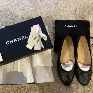 Classic Chanel quilted black flats!